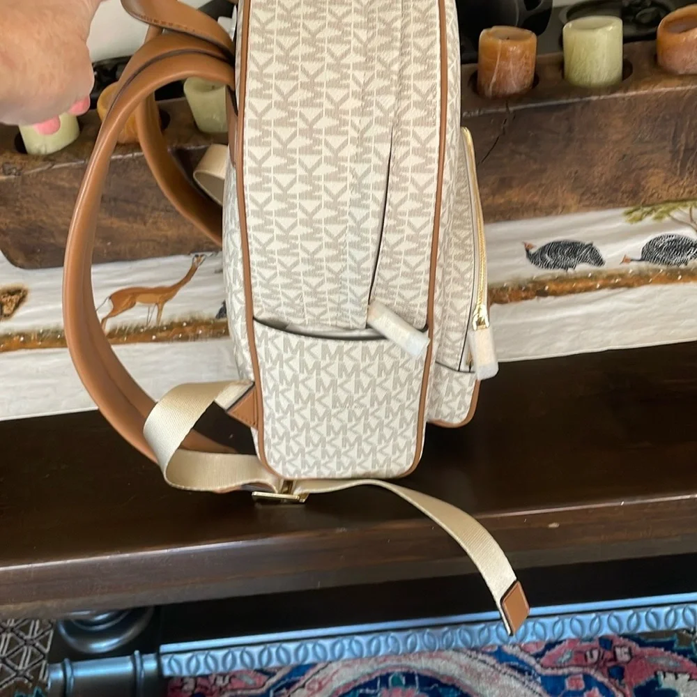 🌟HOST PICK🌟Stunning NWT Michael Kors Cream and Tan Backpack - Picture 4 of 10